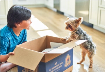 Un enfant et un chien ravis de recevoir leurs produits Hill's